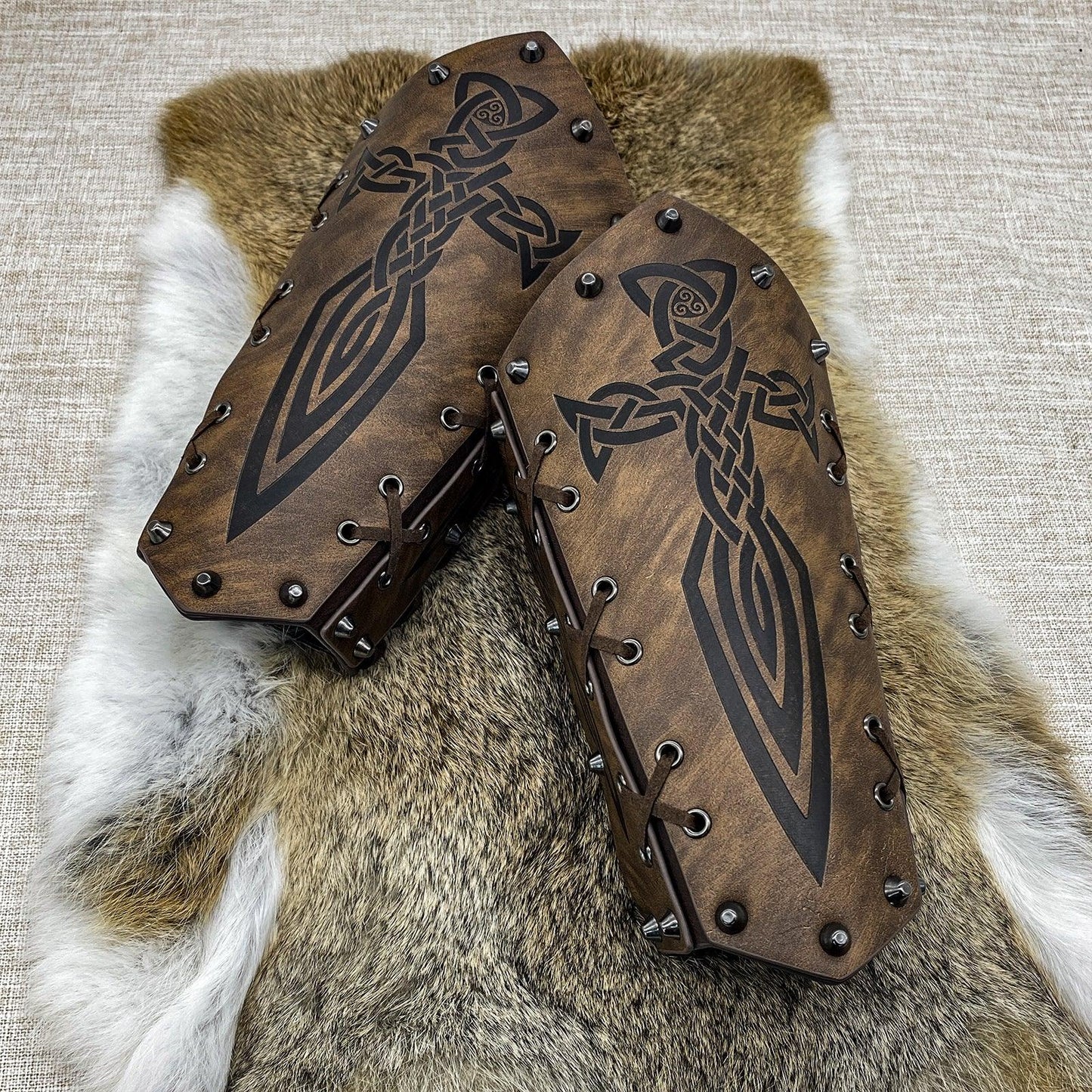 HiiFeuer Medieval Embossed Arm Bracers, Retro Faux Leather Knight Arm Gauntlets, Vintage Renaissance Arm Guards