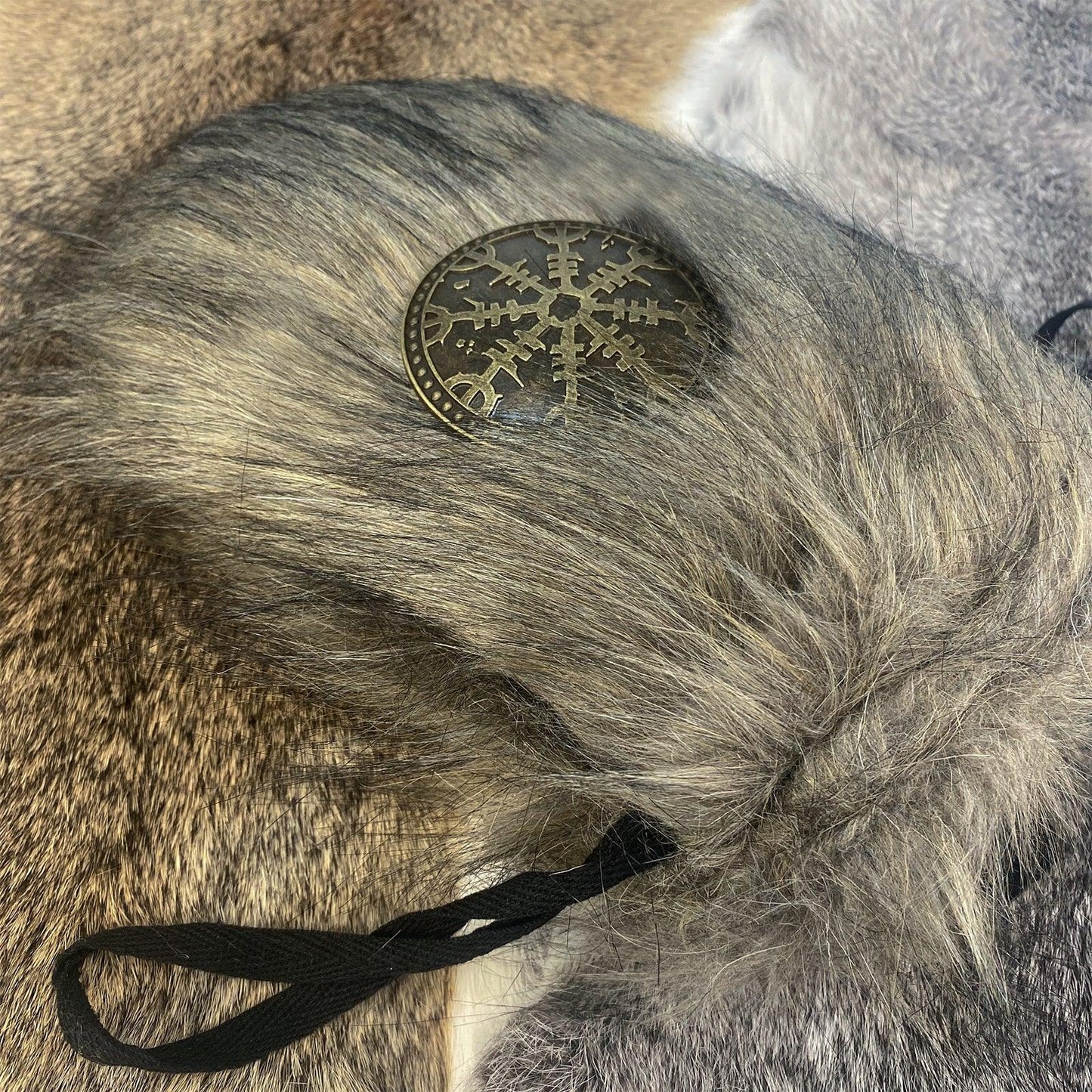 HiiFeuer Viking Faux Fur Belt Bag Nordic Badge Belt Pouch Fuzzy Portable Drawstring Purse Medieval Cosplay Side Pack Dice Bag