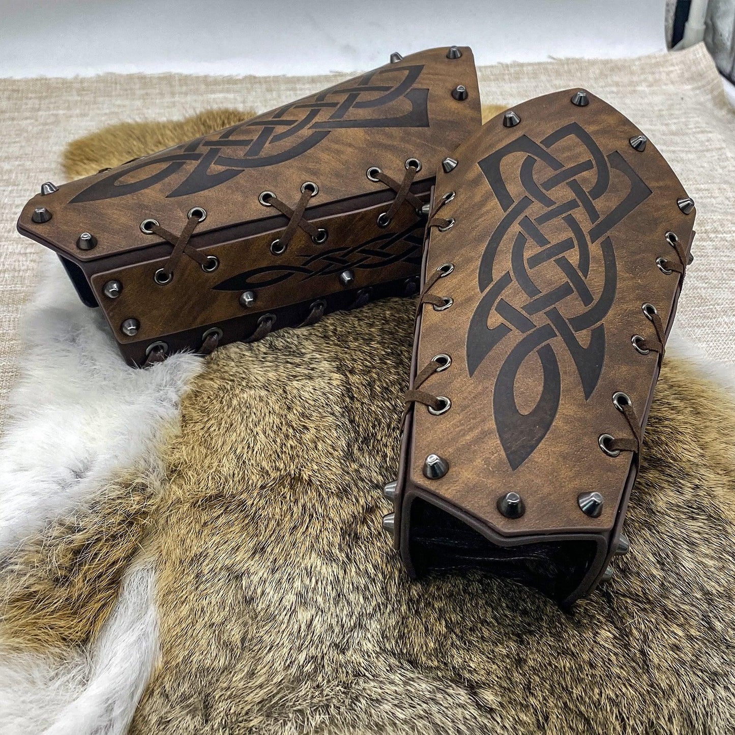 HiiFeuer Medieval Embossed Arm Bracers, Retro Faux Leather Knight Arm Gauntlets, Vintage Renaissance Arm Guards