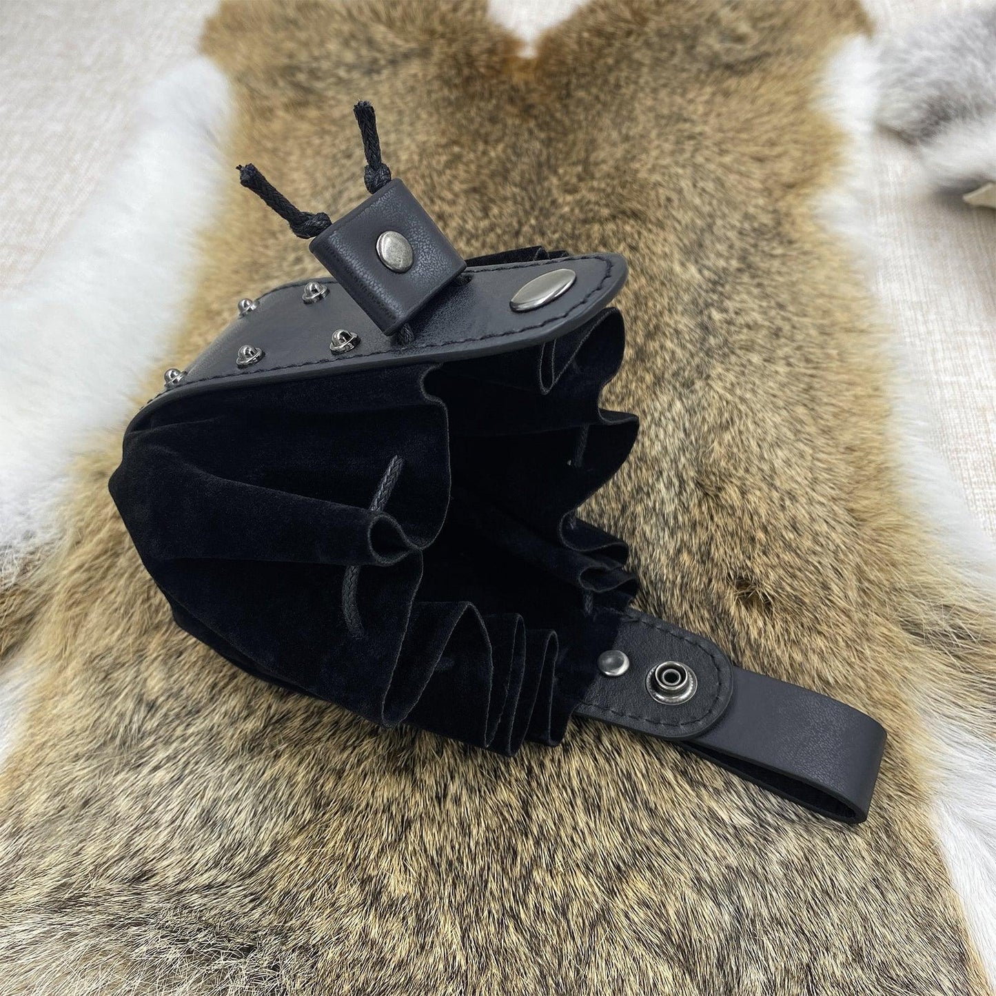 HiiFeuer Vintage Medieval Faux Leather Drawstring Pouch, Middle Ages Portable Coin Purse, Rivets Belt Pouch Dice Bag For LARP Ren Faire