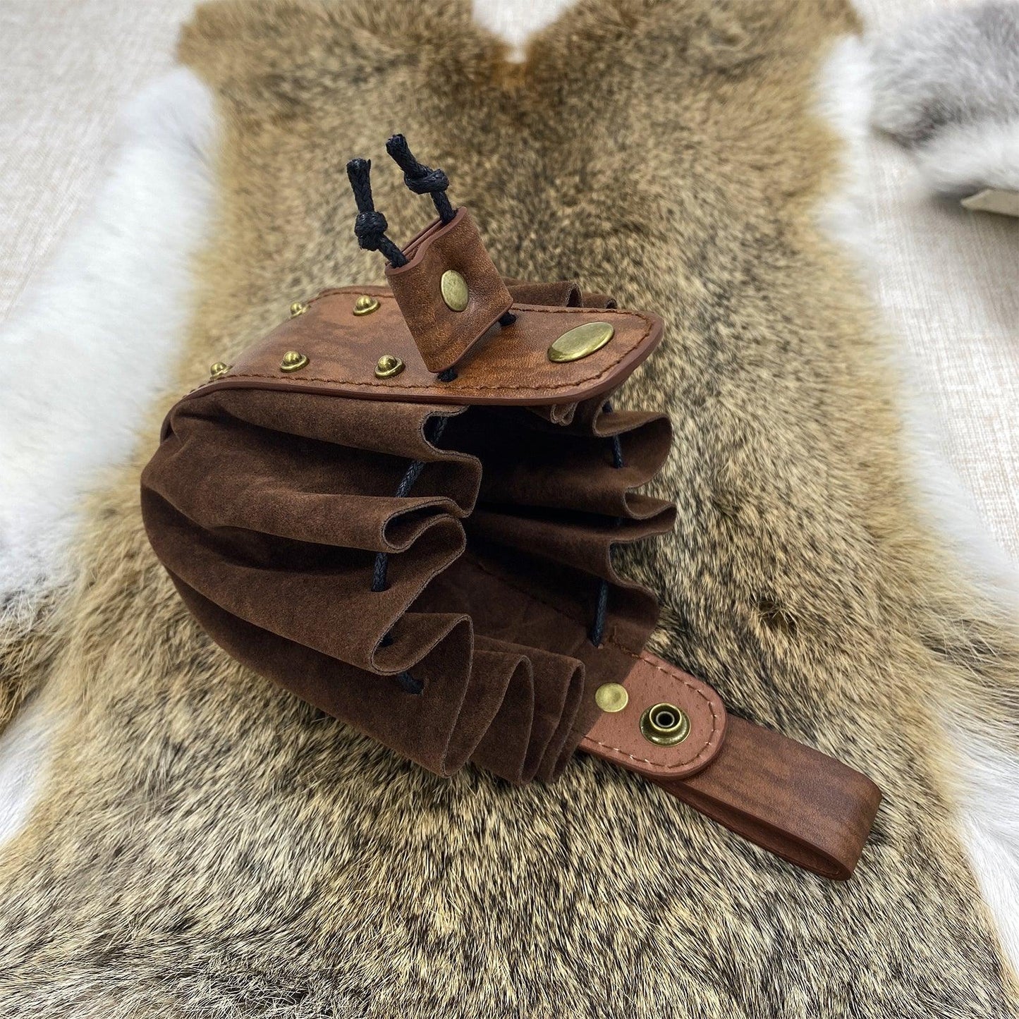 HiiFeuer Vintage Medieval Faux Leather Drawstring Pouch, Middle Ages Portable Coin Purse, Rivets Belt Pouch Dice Bag For LARP Ren Faire