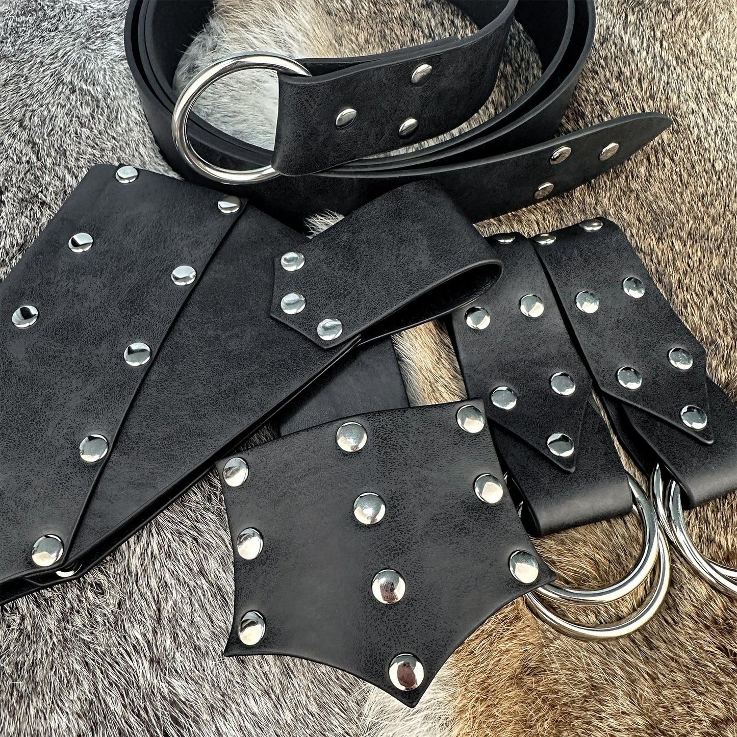 HiiFeuer 5 Pieces Medieval Belt Costume Accessories Renaissance Skirt Hike Viking Horn Belt Holster Dagger Holster Sword Frog