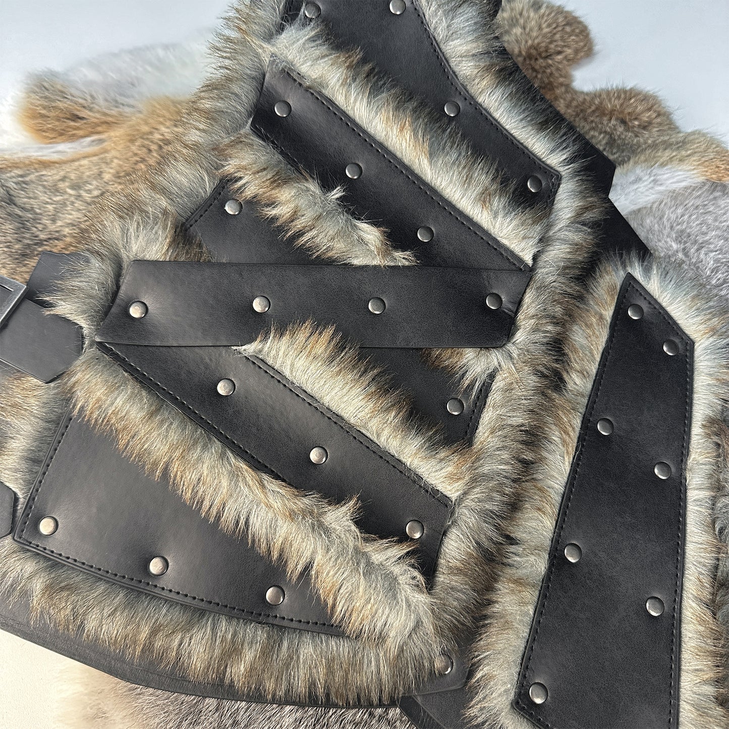 HiiFeuer Viking Artificial Fur Faux Leather Chest Armor, Medieval Vintage Barbarian Body Armor Knight Adjustable Vest Armor