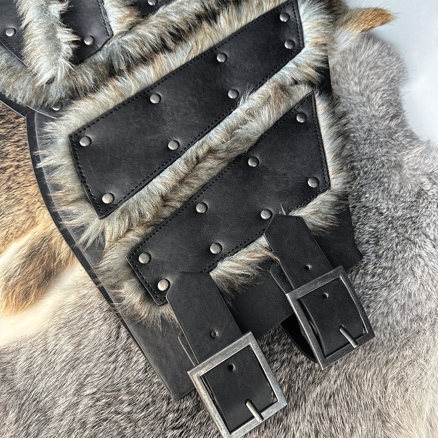HiiFeuer Viking Artificial Fur Faux Leather Chest Armor, Medieval Vintage Barbarian Body Armor Knight Adjustable Vest Armor