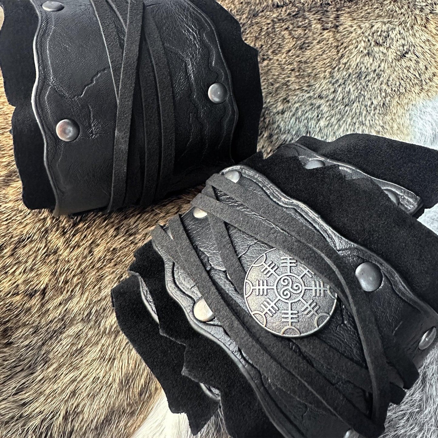 HiiFeuer Medieval Suede Arm Wraps, Renaissance Artificial Fur Bracers, Viking Wrist Band Archery Arm Guards Knight Gauntlets