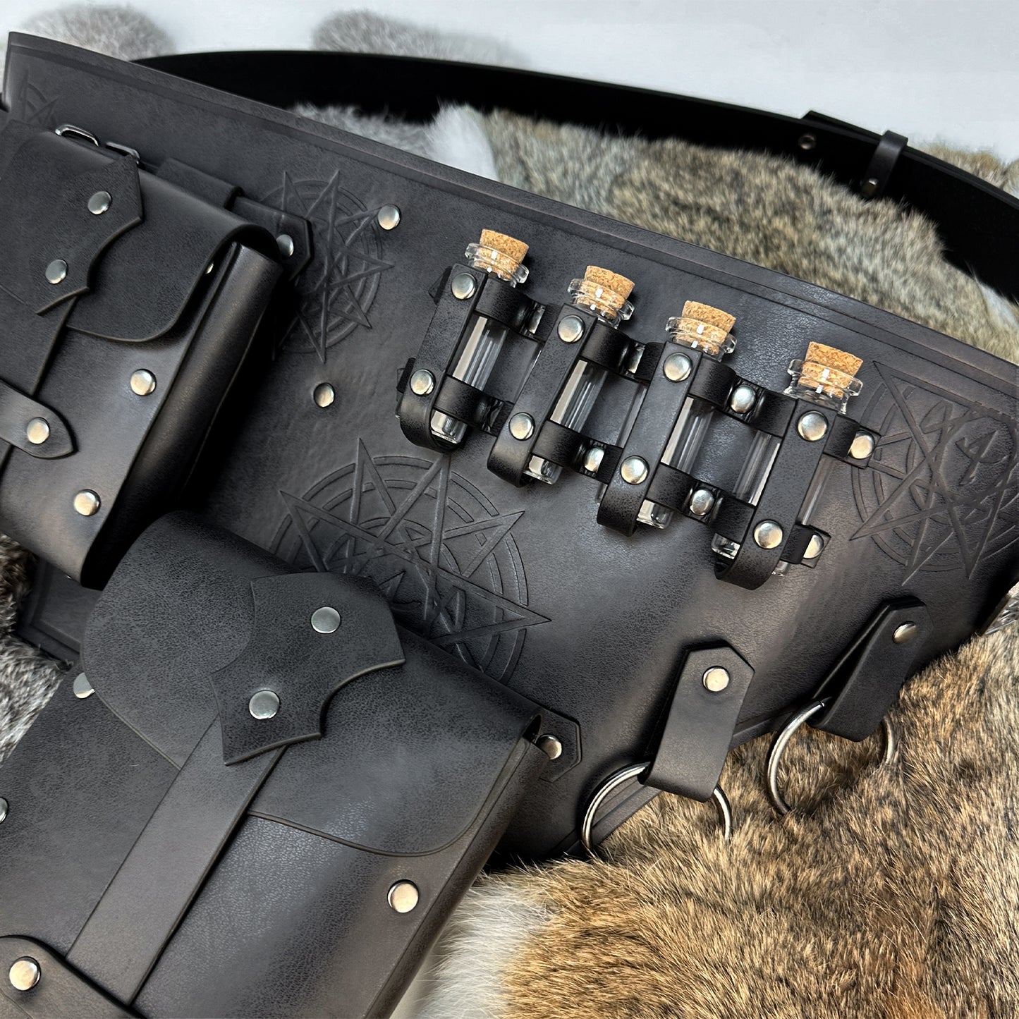 HiiFeuer 4 PCs Medieval Alchemy Belt Costume, Fantasy Faux Leather Wizard Potion Holder Belt with 4 Cork Vials and Belt Bag