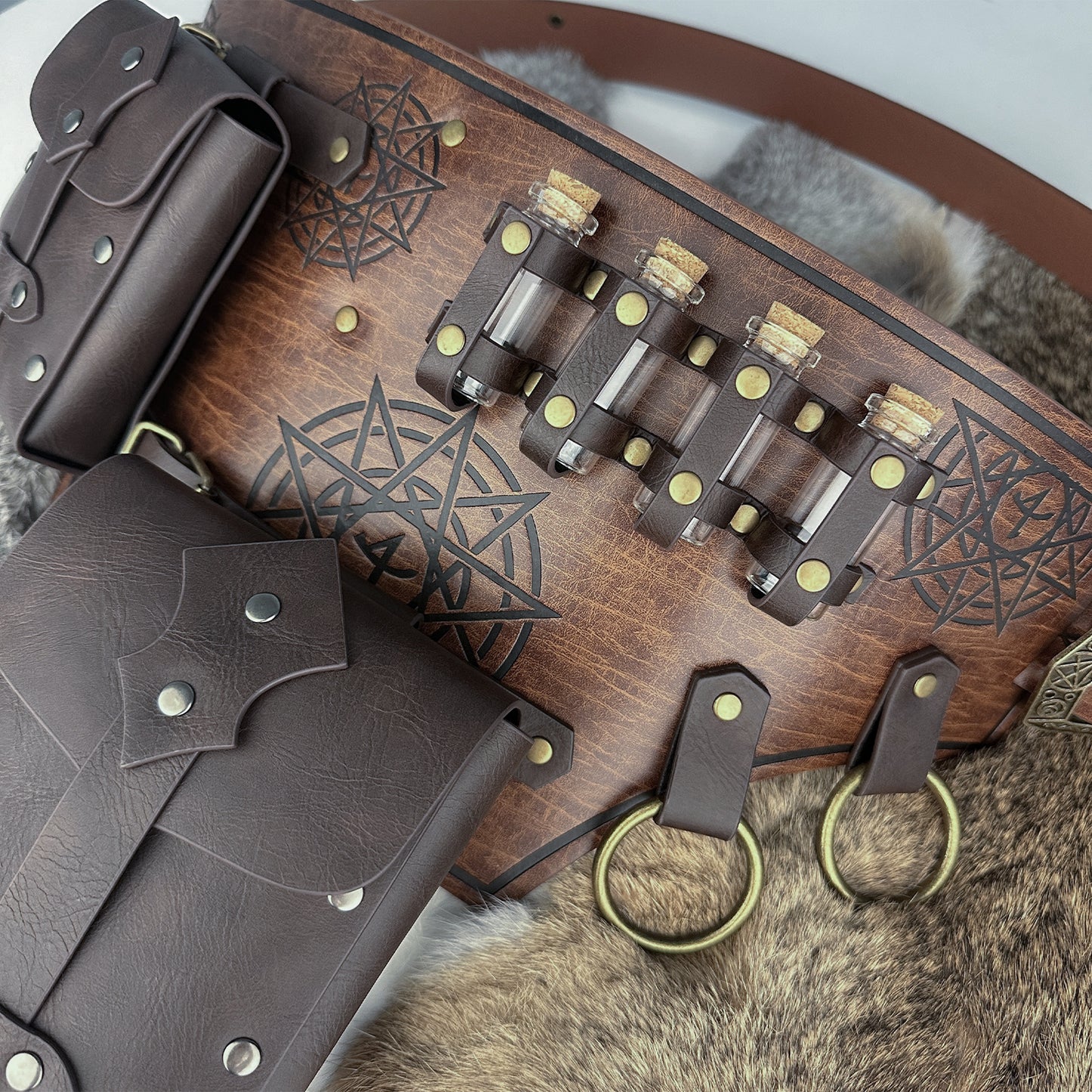 HiiFeuer 4 PCs Medieval Alchemy Belt Costume, Fantasy Faux Leather Wizard Potion Holder Belt with 4 Cork Vials and Belt Bag