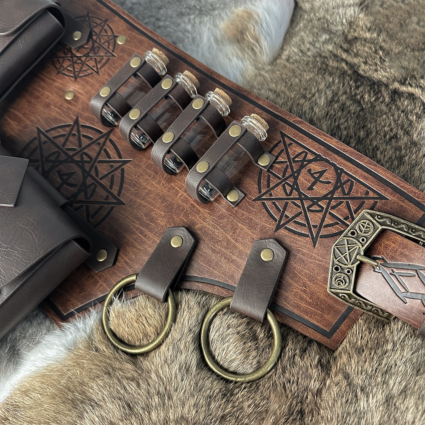 HiiFeuer 4 PCs Medieval Alchemy Belt Costume, Fantasy Faux Leather Wizard Potion Holder Belt with 4 Cork Vials and Belt Bag
